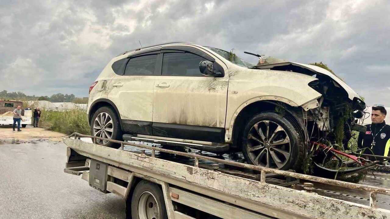 Antalya'da dereye düşen araçta bir kadın hayatını kaybetti