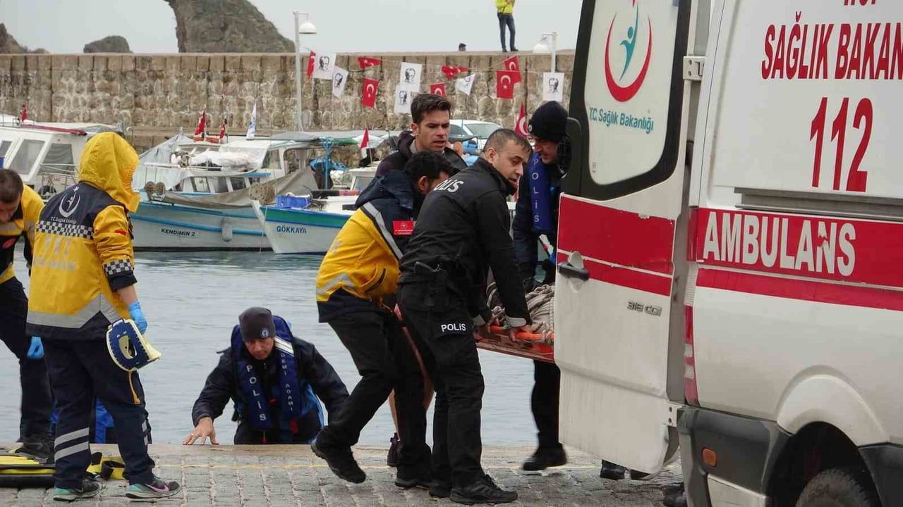 Antalya'da falezlerden inen 60 yaşındaki balıkçı kayarak yaralandı; deniz polisi kurtardı
