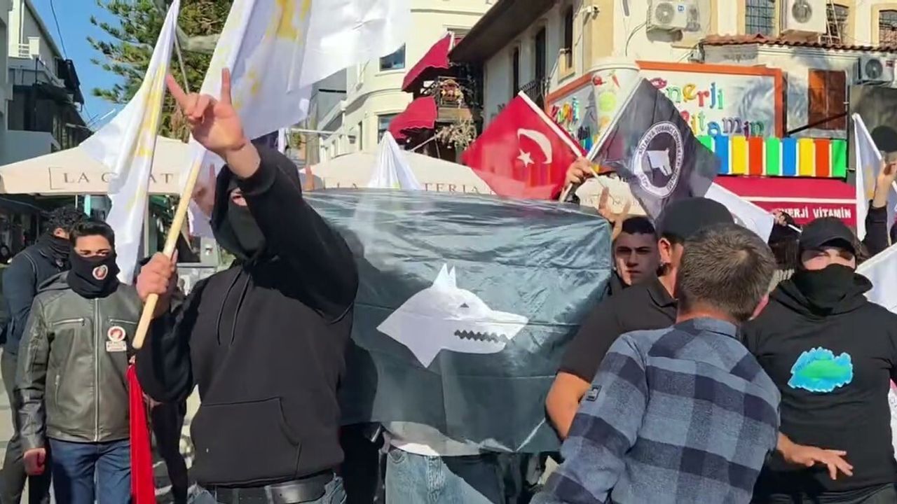 Antalya'da iki grup arasında basın açıklaması sırasında kısa tartışma, polis müdahalesiyle sonlandıruldu