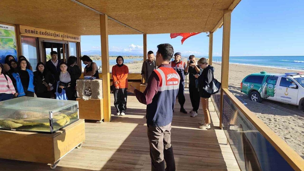 Antalya'da Jandarma ve Dekafok, Sorgun Boğazı'nda Üniversitelilere Çevre Eğitimi ve Kıyı Temizliği