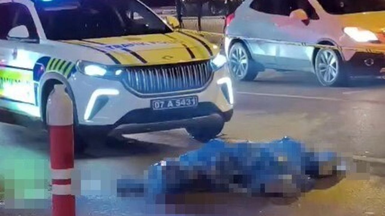 Antalya'da kamyonla çarpışan 17 yaşındaki motosiklet sürücüsü yaşamını yitirdi