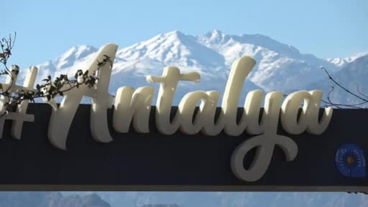 Antalya'da kar manzarası eşliğinde denize girenler — kent merkezinde 13°C