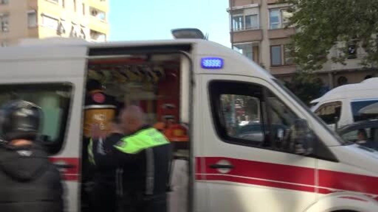 Antalya'da kavşakta iki motosiklet çarpıştı: 2 sürücü yaralandı