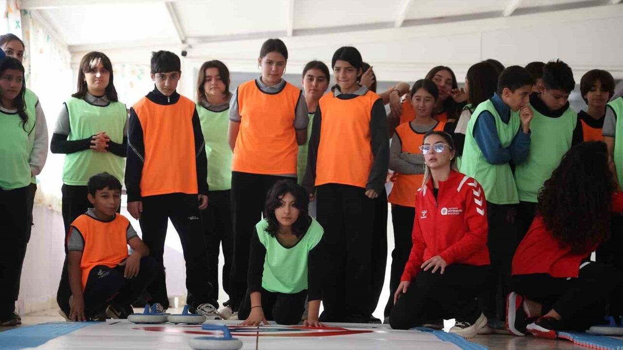 Antalya'da kız çocukları Floor Curling ile tanıştı: Kırsalda spor erişimi hedefleniyor