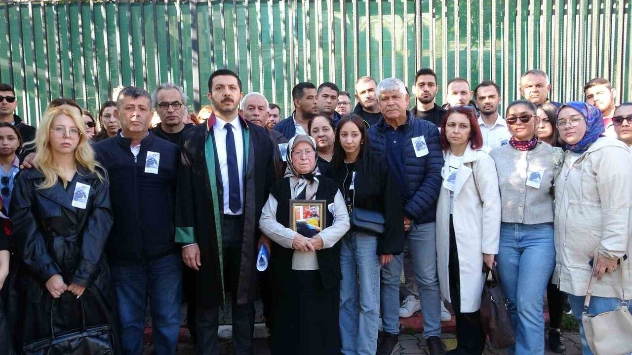 Antalya’da paramedik Hamit Aras’ın ölümü davası başladı; anne duruşmaya oğlunun fotoğrafıyla geldi