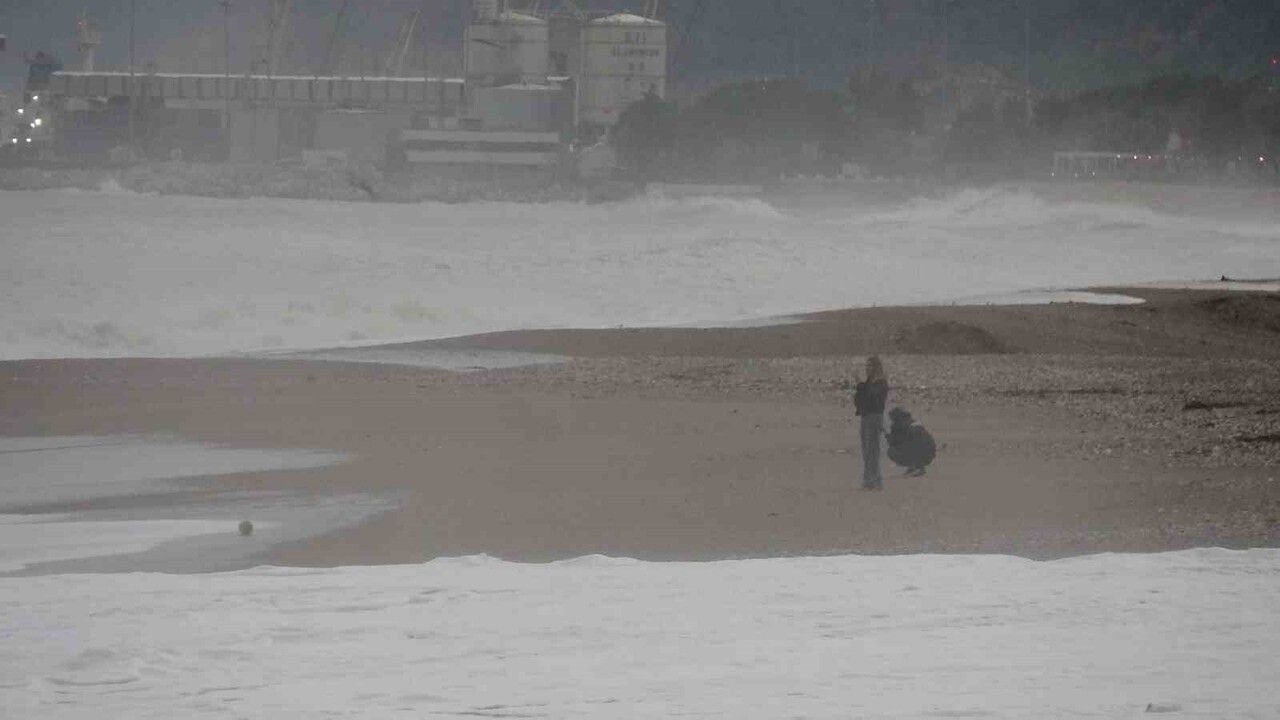 Antalya'da sarı kod uyarısı sonrası öğlen başlayan şiddetli yağış; Konyaaltı'nda şimşek ve yüksek dalgalar