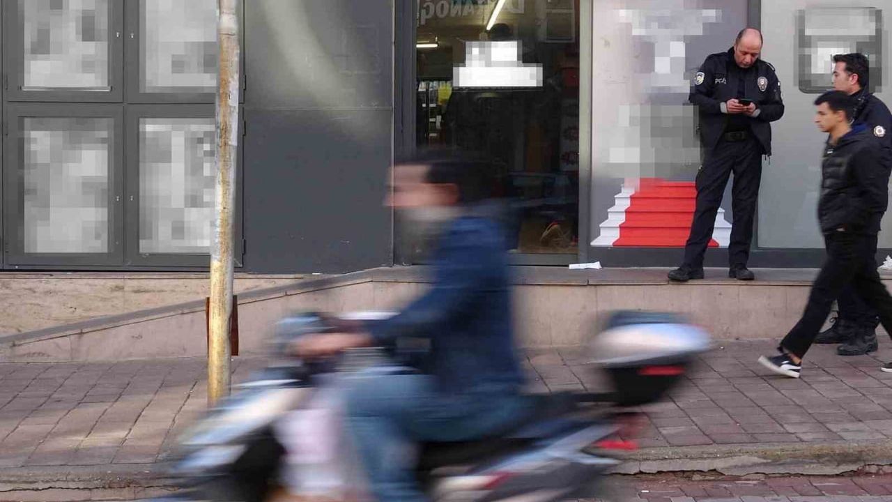 Antalya'da zincir markette hırsızlık girişimi: 3 çalışan bıçakla yaralandı