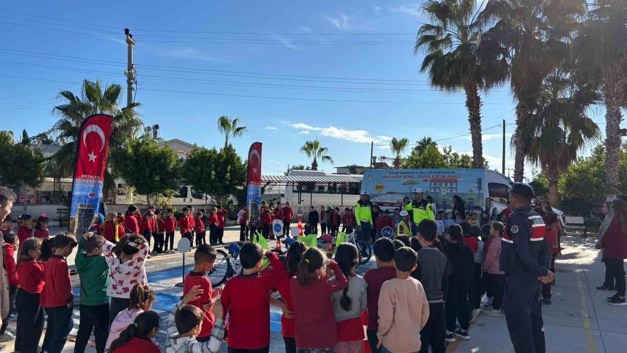 Antalya İl Jandarma Komutanlığı'ndan Okullarda Trafik Eğitimi: Öğrencilere Güvenli Trafik Bilinci Kazandırılıyor