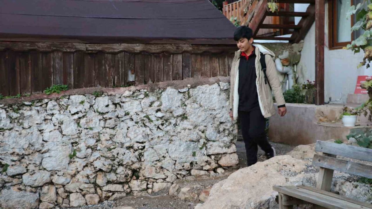 Antalya Kaleköy'de eğitime deniz desteği: Tek öğrenci her gün 1.6 deniz mili yol kat ediyor