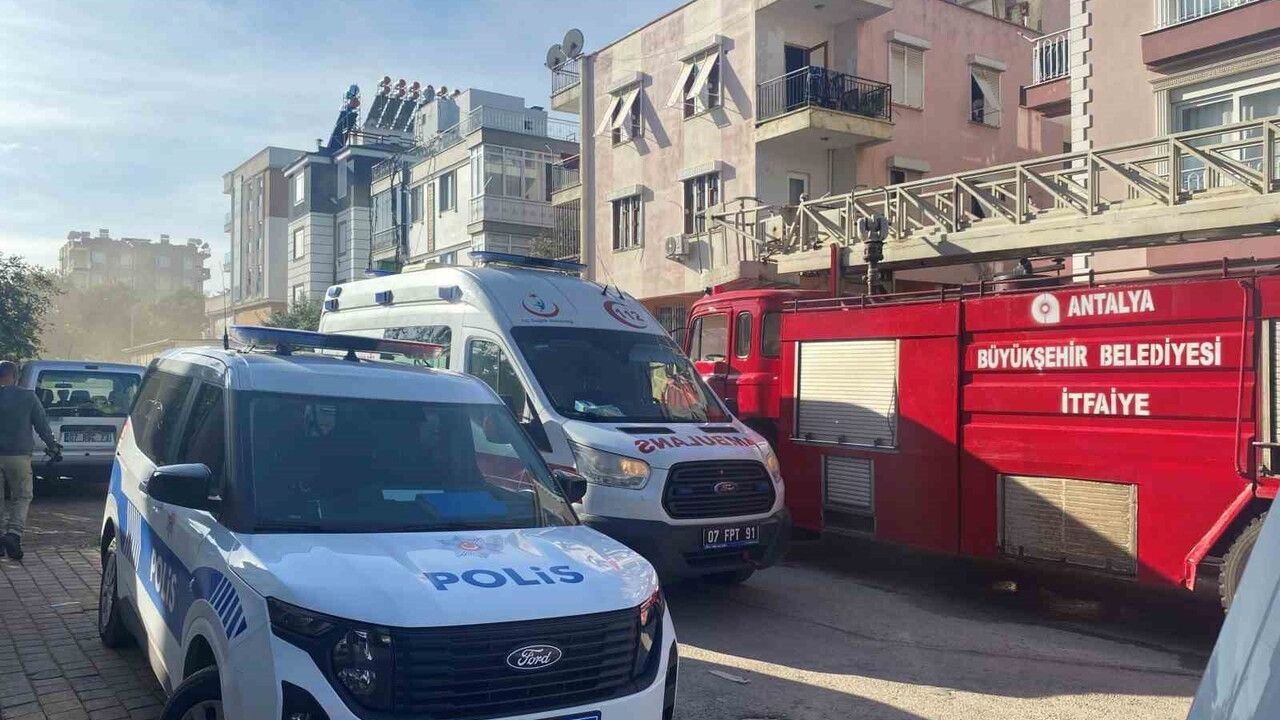 Antalya Kepez'te apartman dairesinde yangın söndürüldü; 1 kişi dumandan etkilendi