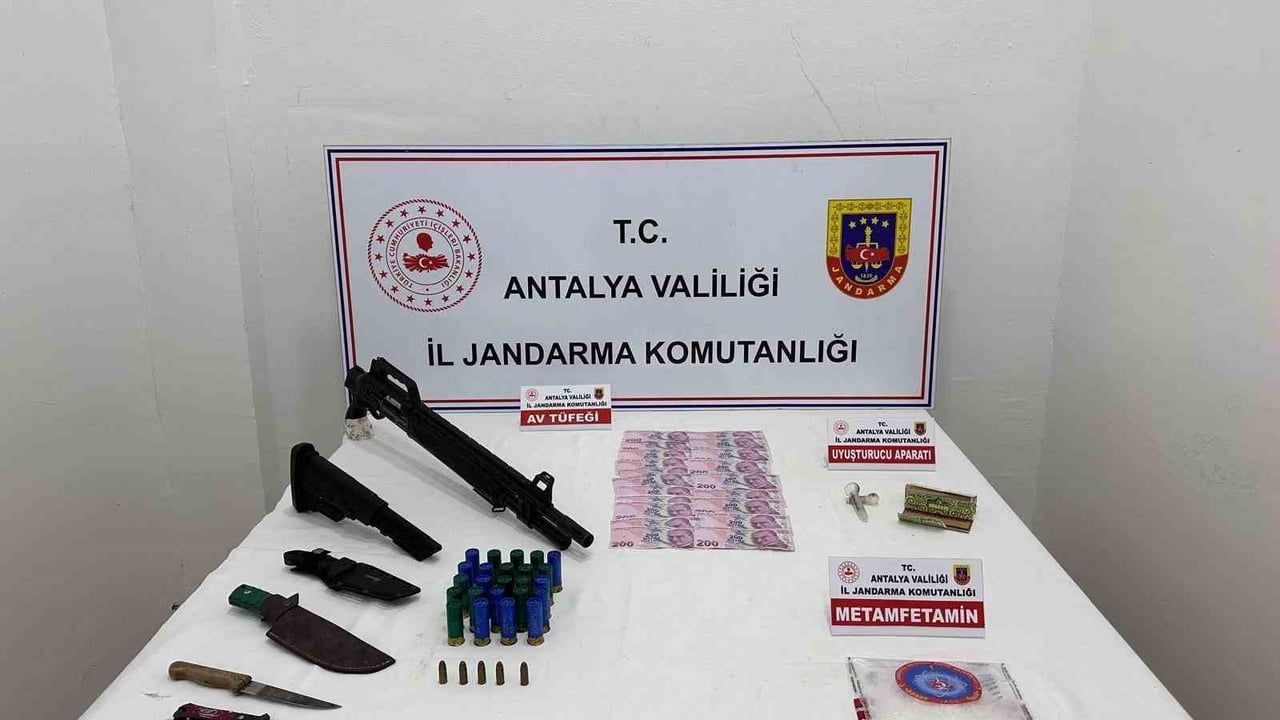 Antalya Kepez’te jandarma operasyonu: Yüklü miktarda uyuşturucu, silah ve 3 gözaltı