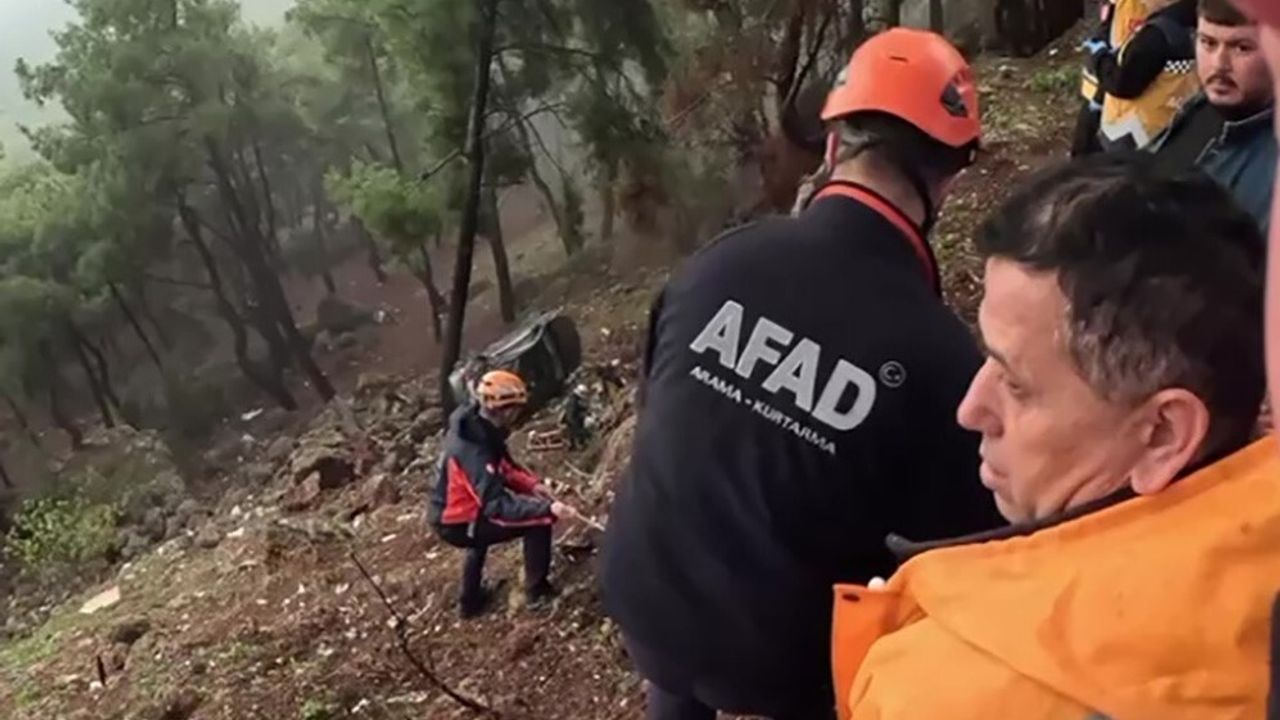 Antalya Kepez'te uçuruma yuvarlanan sürücü AFAD ve itfaiye ekiplerince kurtarıldı