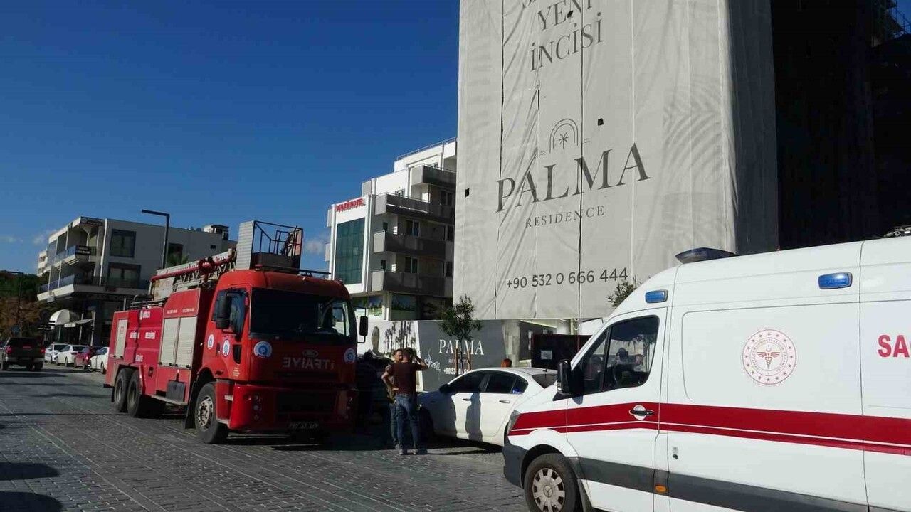 Antalya Konyaaltı'nda inşaat iskelesinden düşen işçi ağır yaralandı