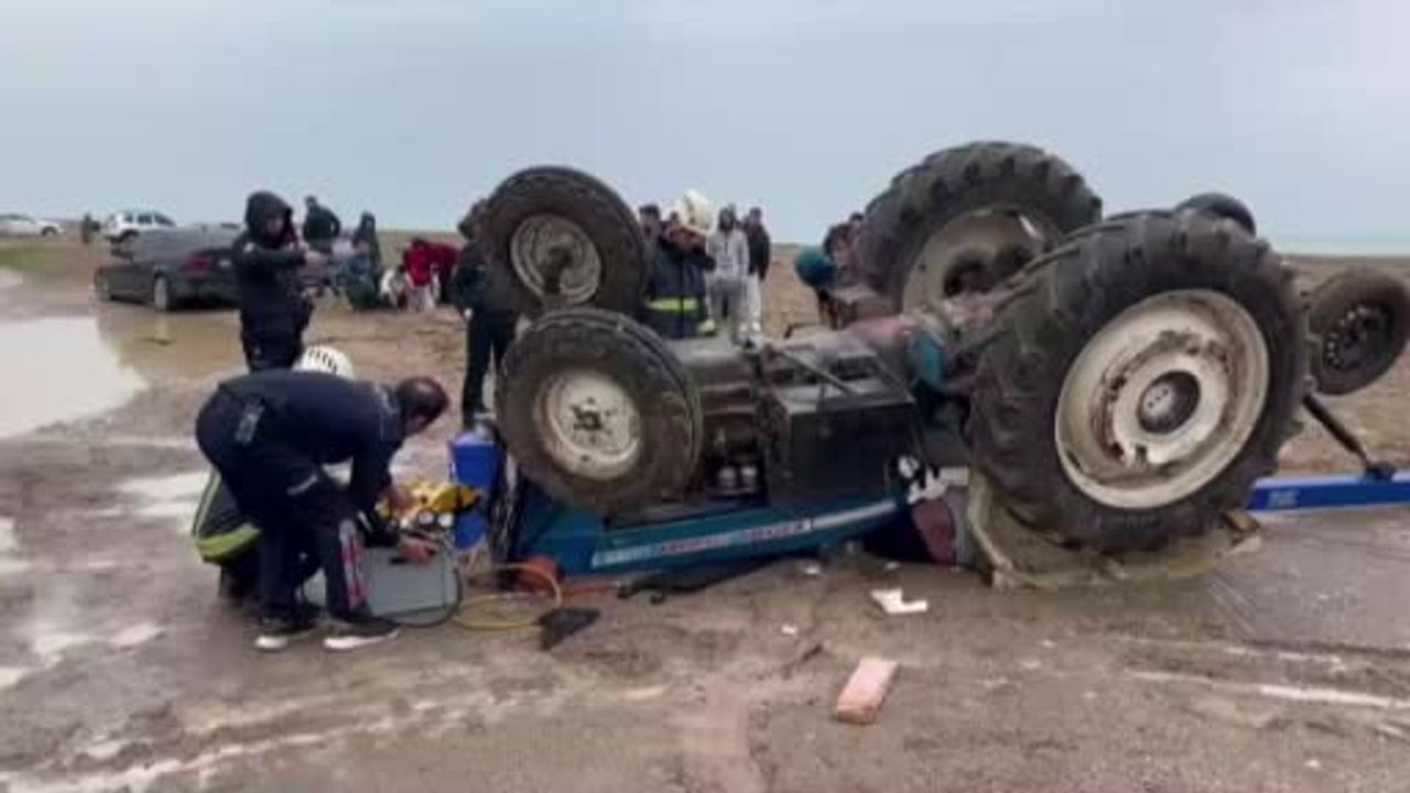 Antalya Kundu Sahili'nde traktör devrildi: 18 yaşındaki genç hayatını kaybetti, bir kişi yaralandı