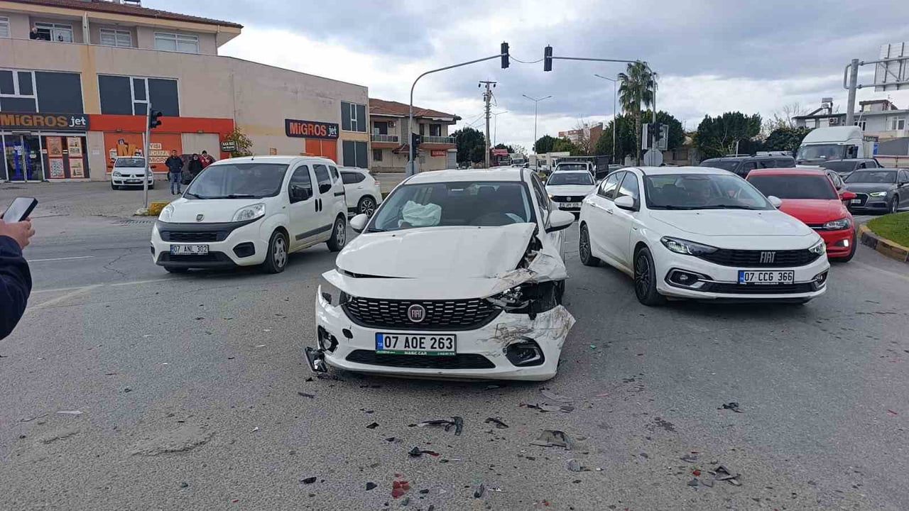 Antalya Manavgat’ta 4 araçlı zincirleme kaza: 1 yaralı, kaza anları güvenlik kamerasında