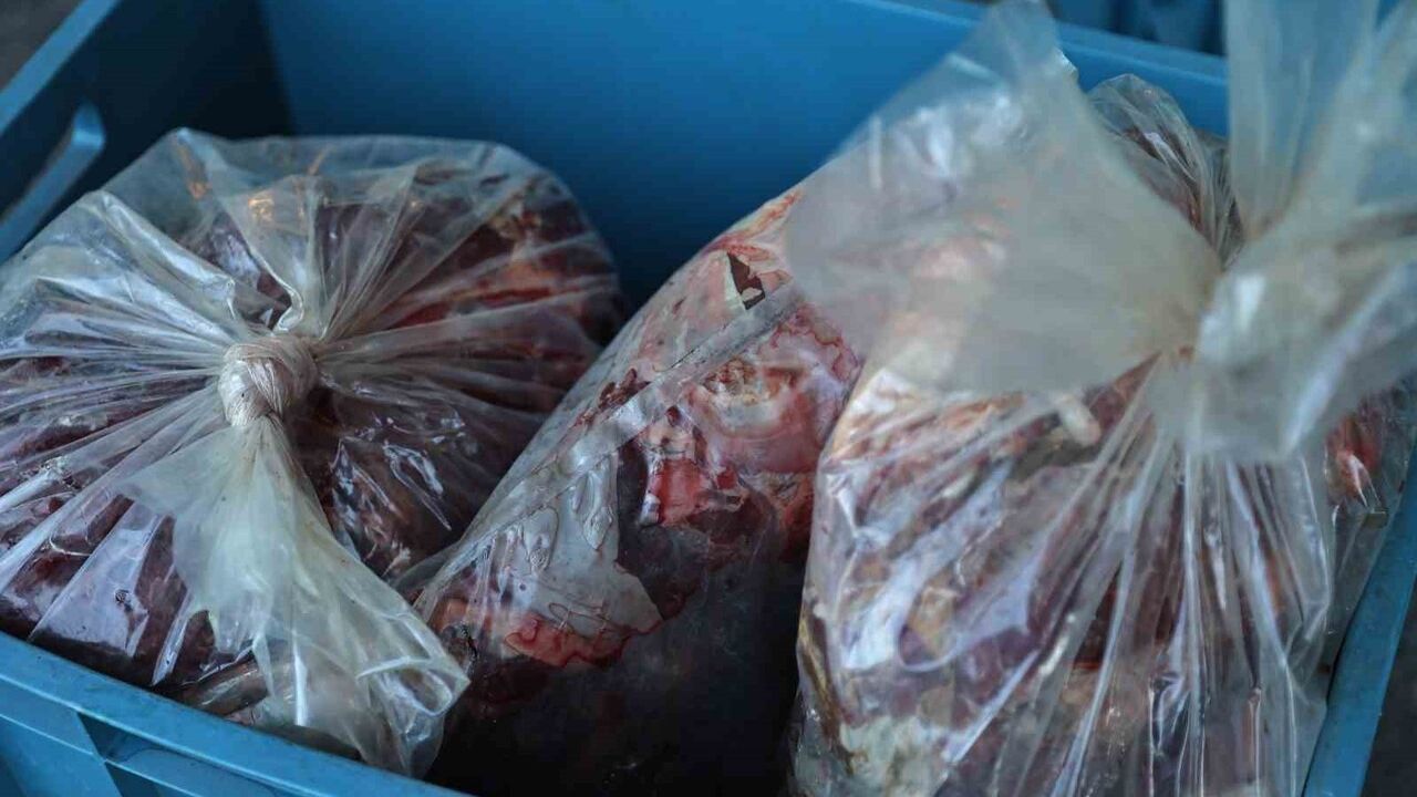 Antalya Otogarı'nda soğuk zincire uymayan 270 kg et ve 5 kg köfteye el konuldu