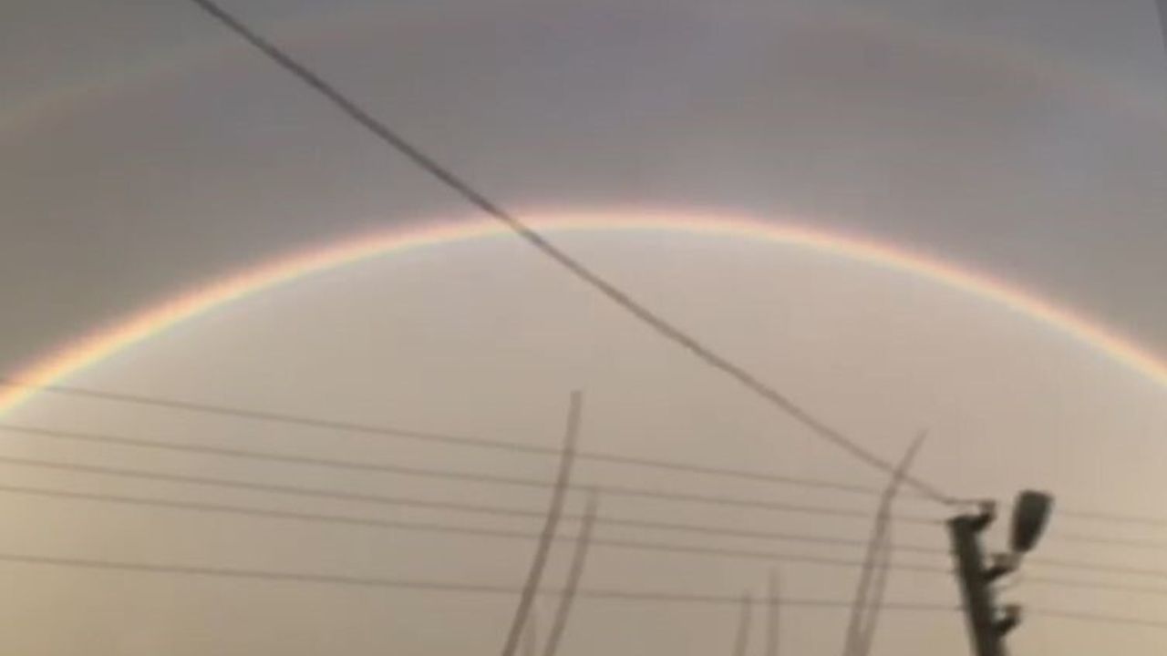 Antalya Serik'te çiftçinin cep telefonuna yansıyan çifte gökkuşağı