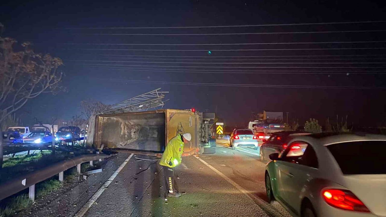 Antalya Serik'te dorsesi EDS direğine çarpan tır devrildi: 2 yaralı