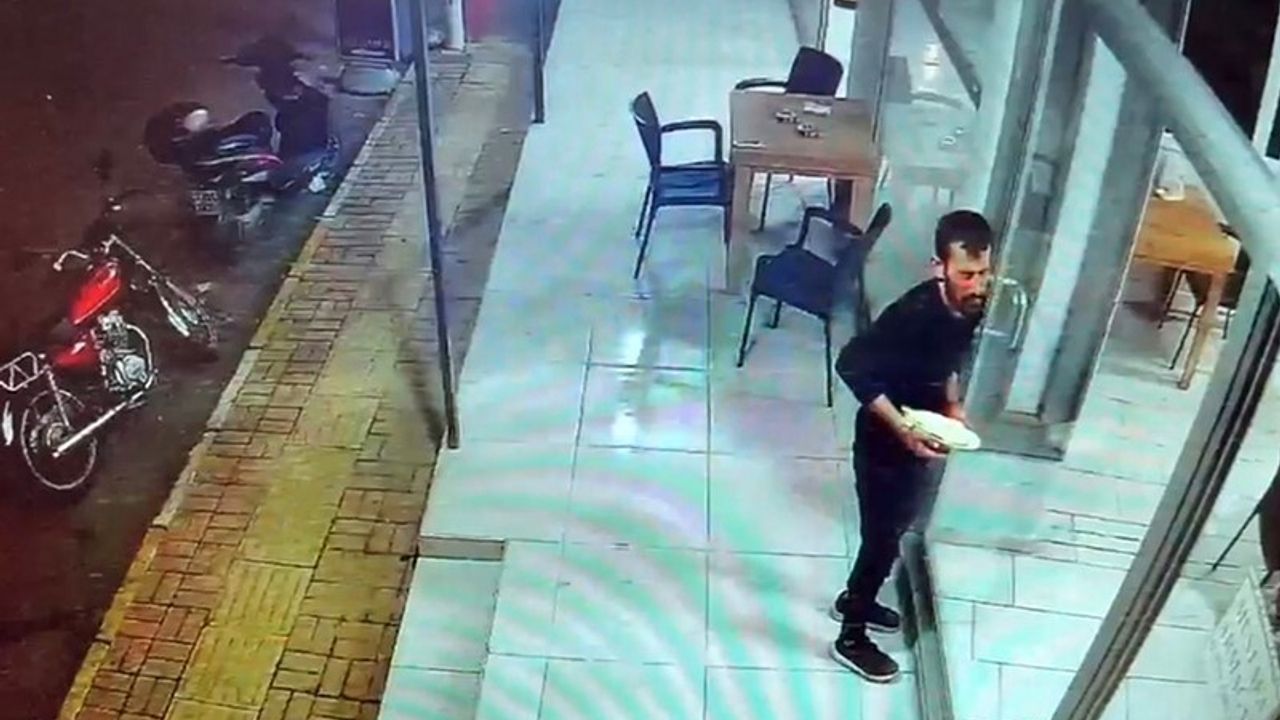 Antalya Serik'te Garson, Temiz Camı Görmeyip Yüzünü Kapıya Çarptı; O Anlar Güvenlik Kamerasında