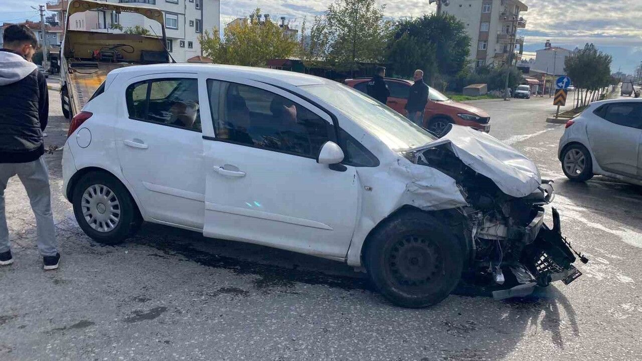 Antalya Serik'te kavşakta çarpışma: 4 yaralı