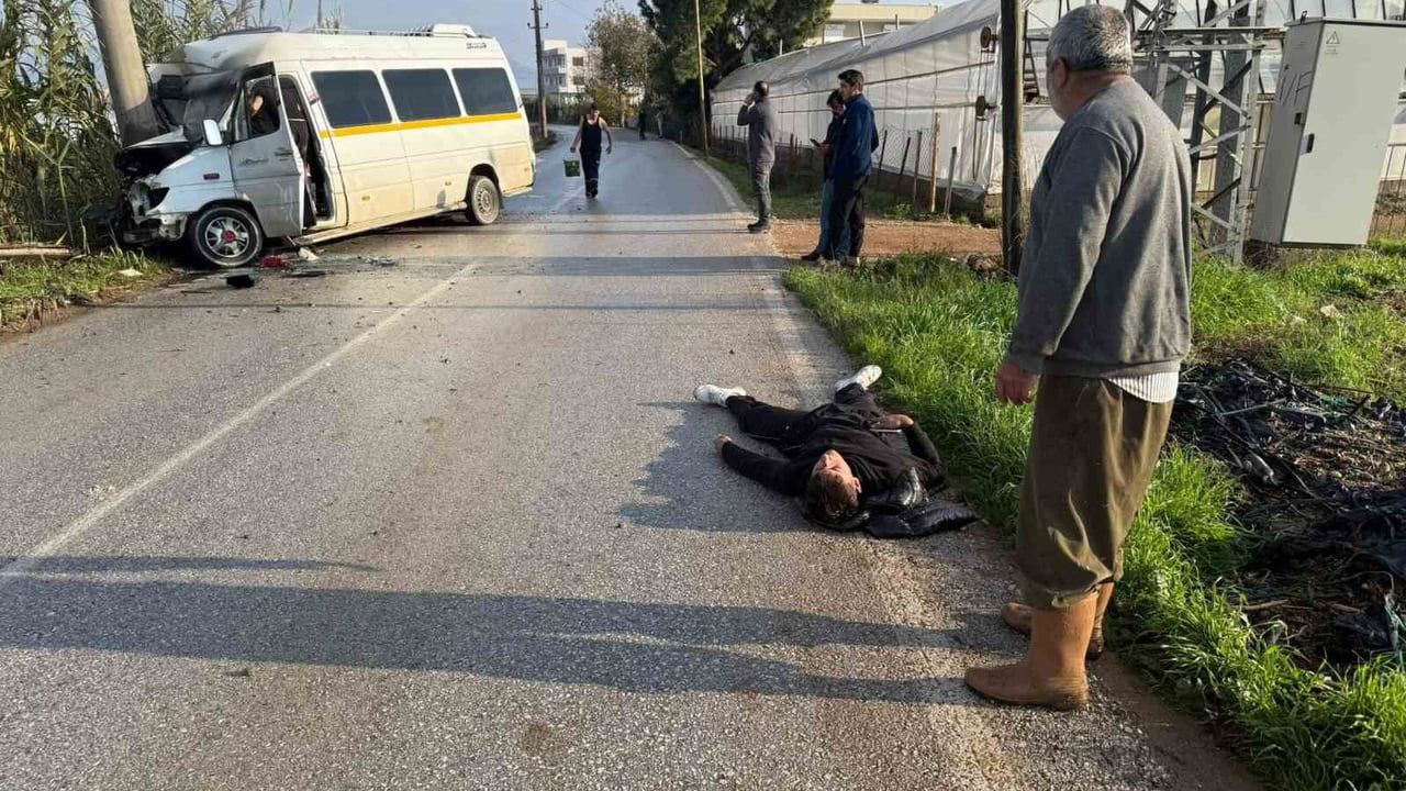 Antalya Serik'te minibüs elektrik direğine çarptı: 2 yolcu yaralandı, 1'i ağır