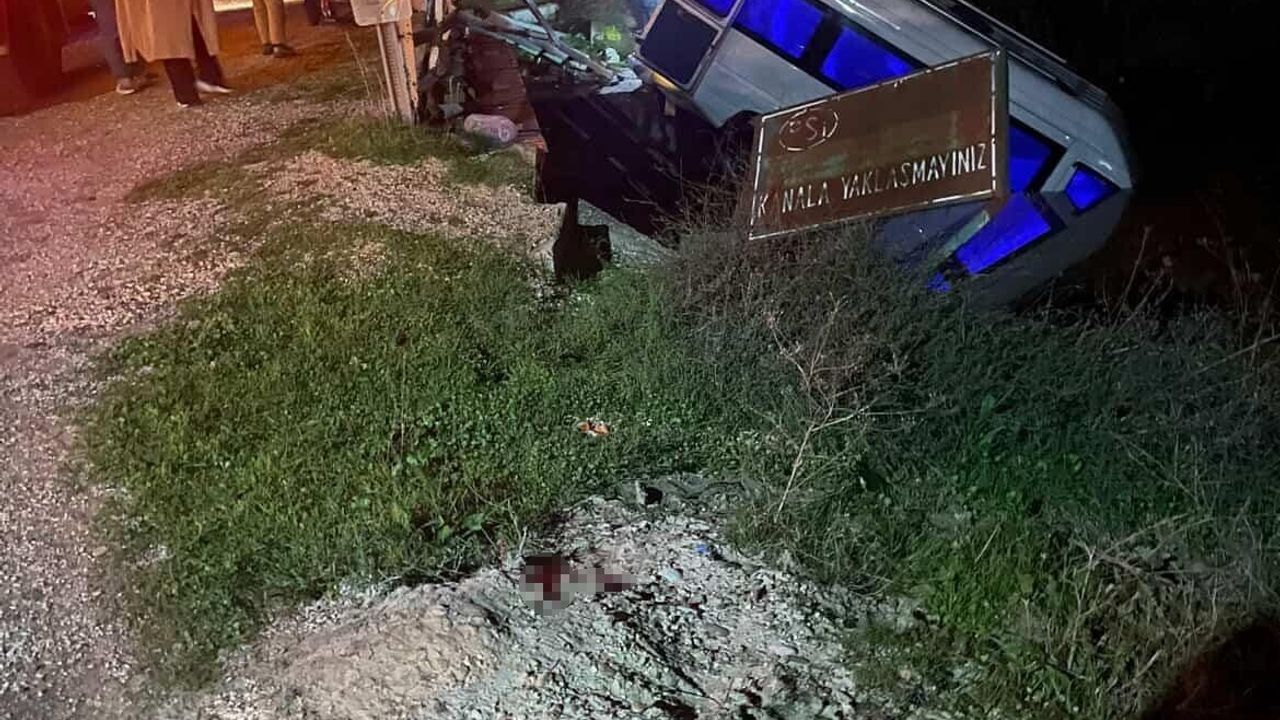 Antalya Serik’te minibüs sulama kanalına düştü; araçta kimse bulunamadı