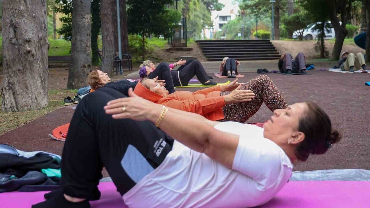 Antalyalılar güne sporla başlıyor — Antalya Büyükşehir Belediyesi'nin ücretsiz sabah sporlarına yoğun ilgi