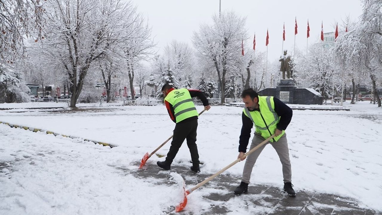 Ardahan’da Aralık başında kar: Belediye ekipleri kaldırımlarda temizliğe başladı