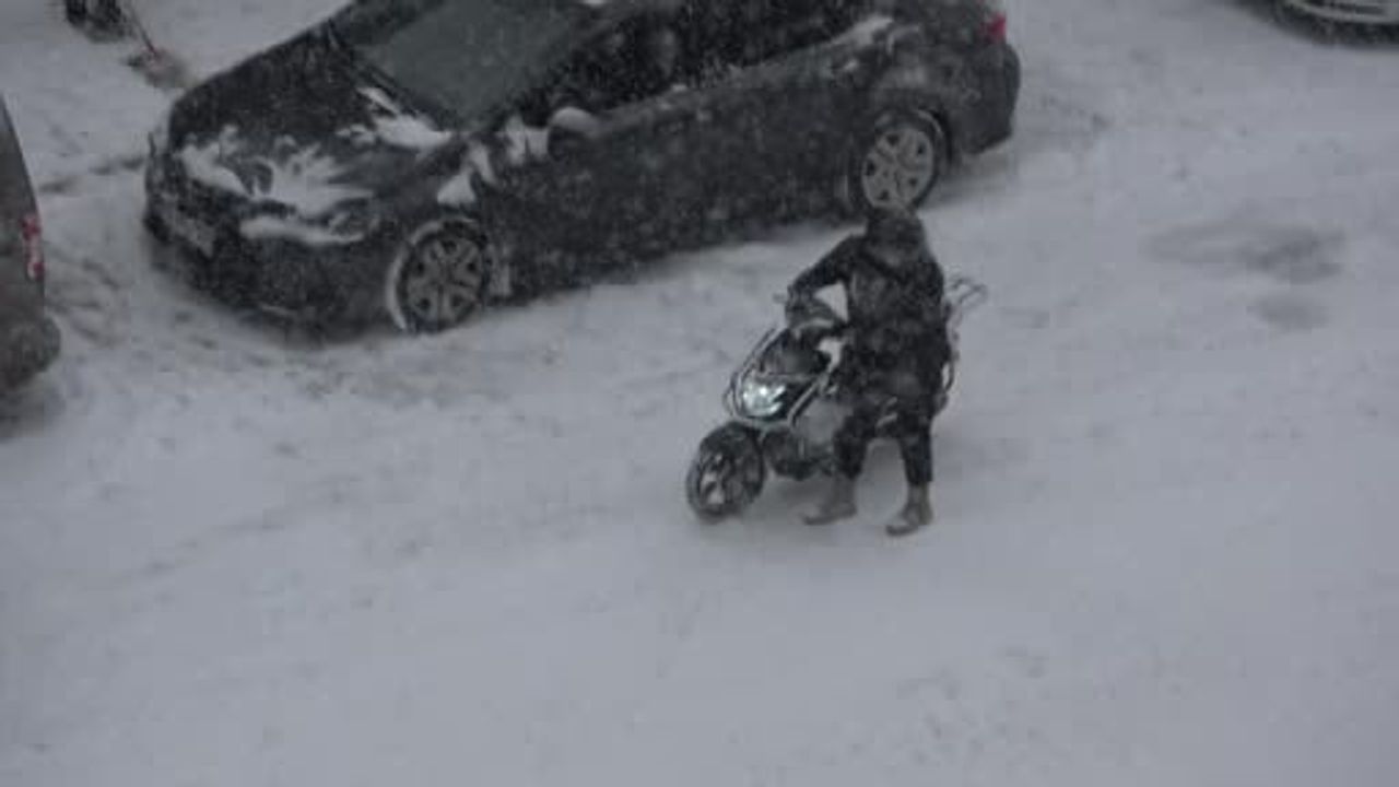 Ardahan'da gece başlayan kar yağışı kent merkezini beyaza bürüdü