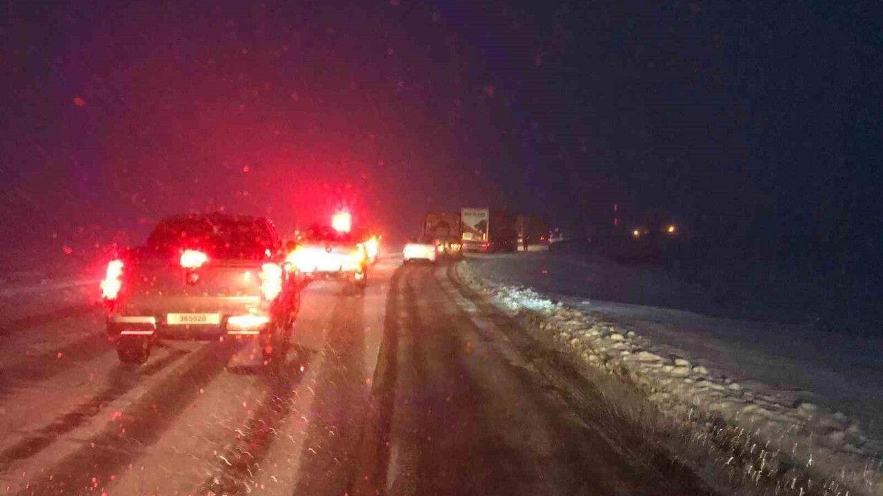 Ardahan'da Kar ve Tipi Ulaşımı Olumsuz Etkiledi: Sahara Geçidi ve Ilgar Dağı Kesimleri Zorlanıyor