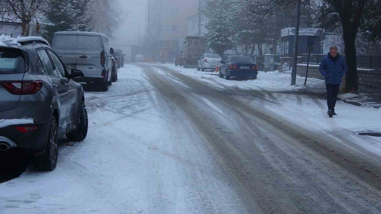 Ardahan'da kar yağışı sabahın ilk ışıklarıyla kartpostallık görüntüler oluşturdu
