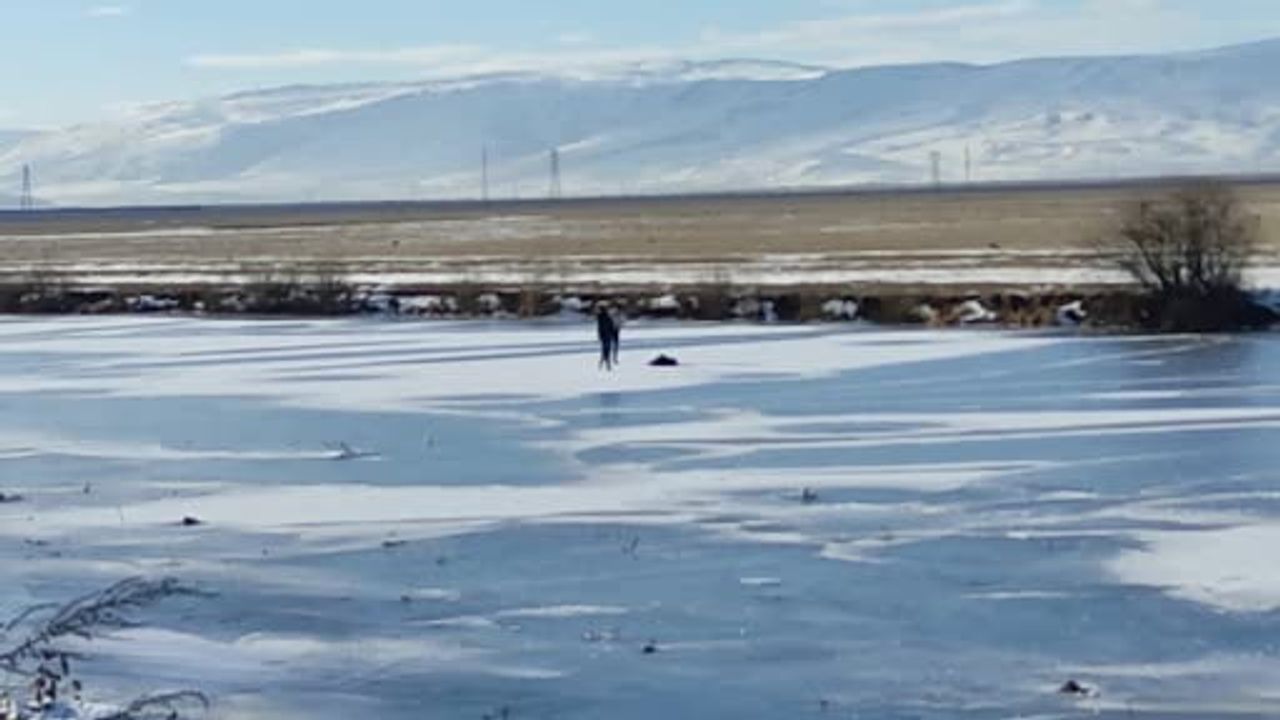 Ardahan'da Kura Nehri yüzeyi tamamen buzla kaplandı, gençler üzerinde yürüdü