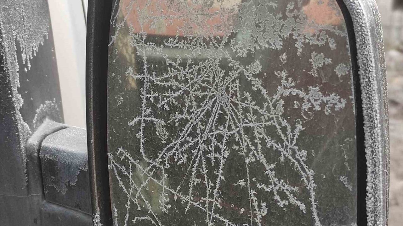 Ardahan'da sıcaklık eksi 17 dereceye düştü; araç camları ve yollarda yoğun buzlanma