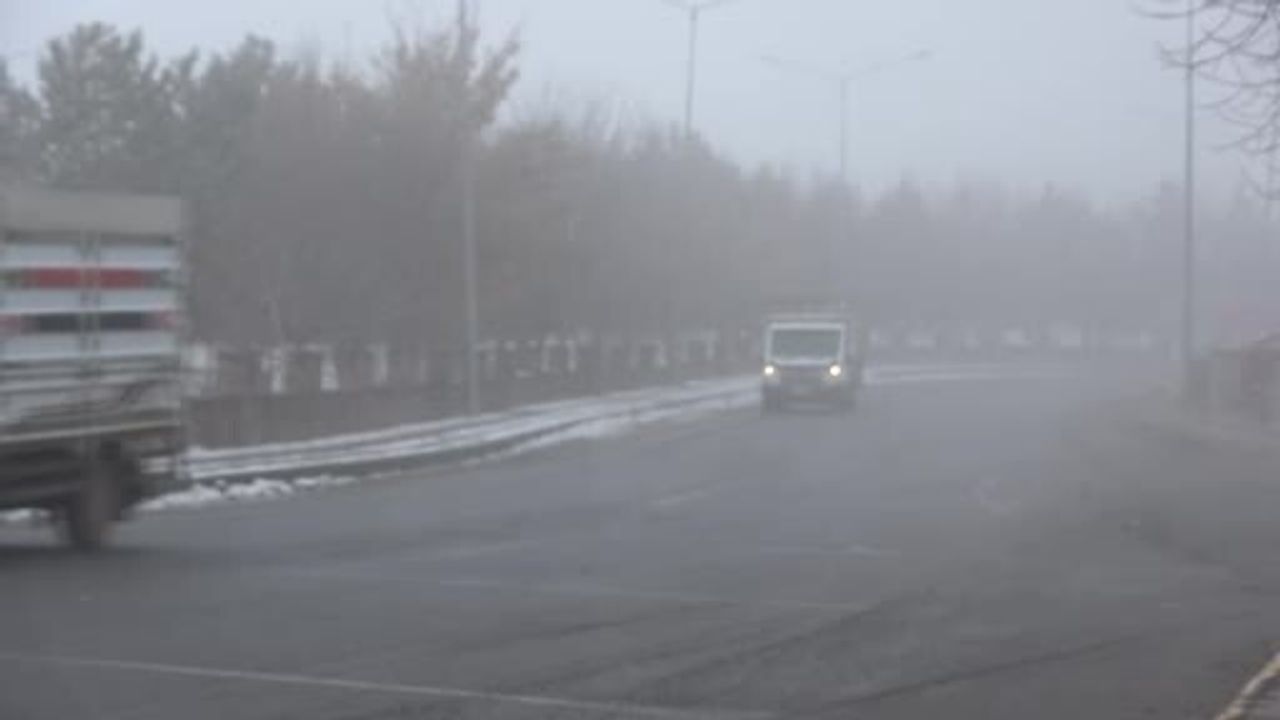 Ardahan'da yoğun sis görüşü düşürdü: ulaşımda aksamalar ve yetkililerden uyarı