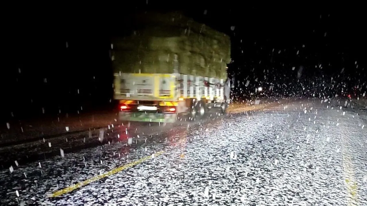 Ardahan'da yüksek kesimlerde kar yağışı ulaşımı aksattı