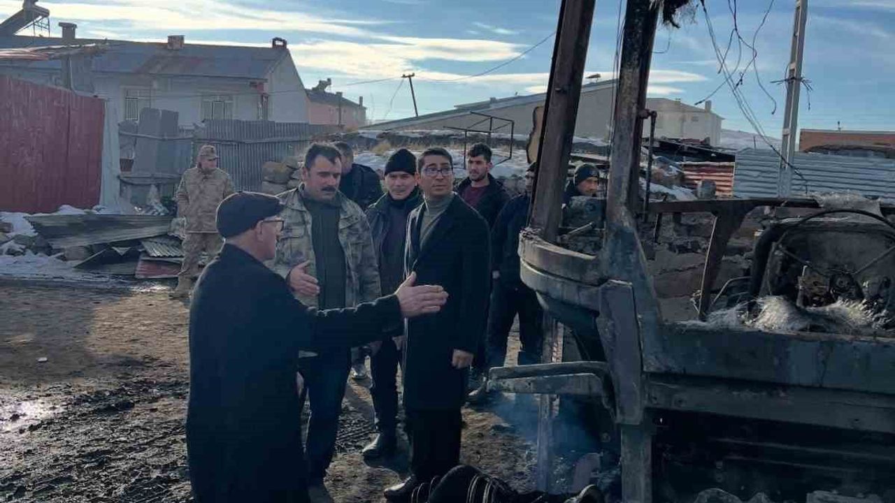 Ardahan Hanak Ortakent’te ambar yangını: 1 traktör, 2 bin balya ve 10 ton tahıl zarar gördü