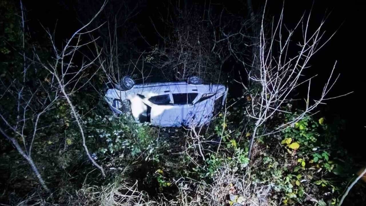 Ardanuç’ta otomobil uçuruma yuvarlandı: 4 kişi yaralandı
