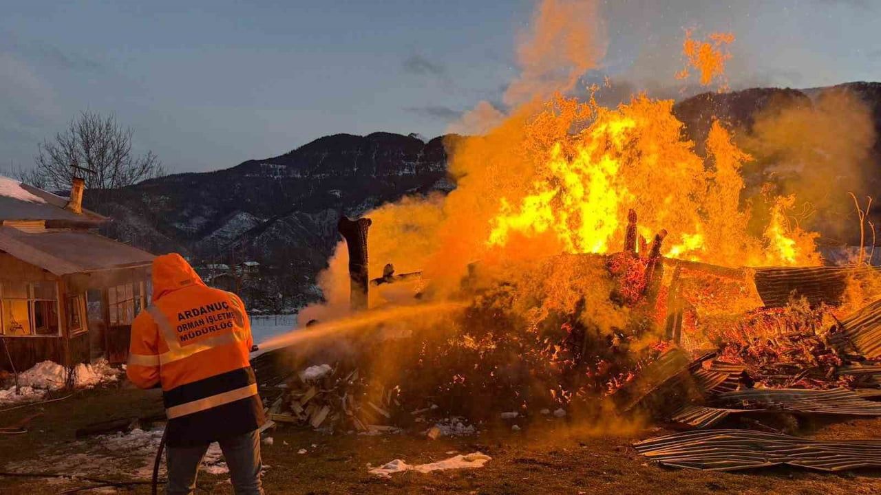 Ardanuç'ta Tosunlu Köyünde Ahır Yangını: AFAD ve İtfaiye Müdahalesi
