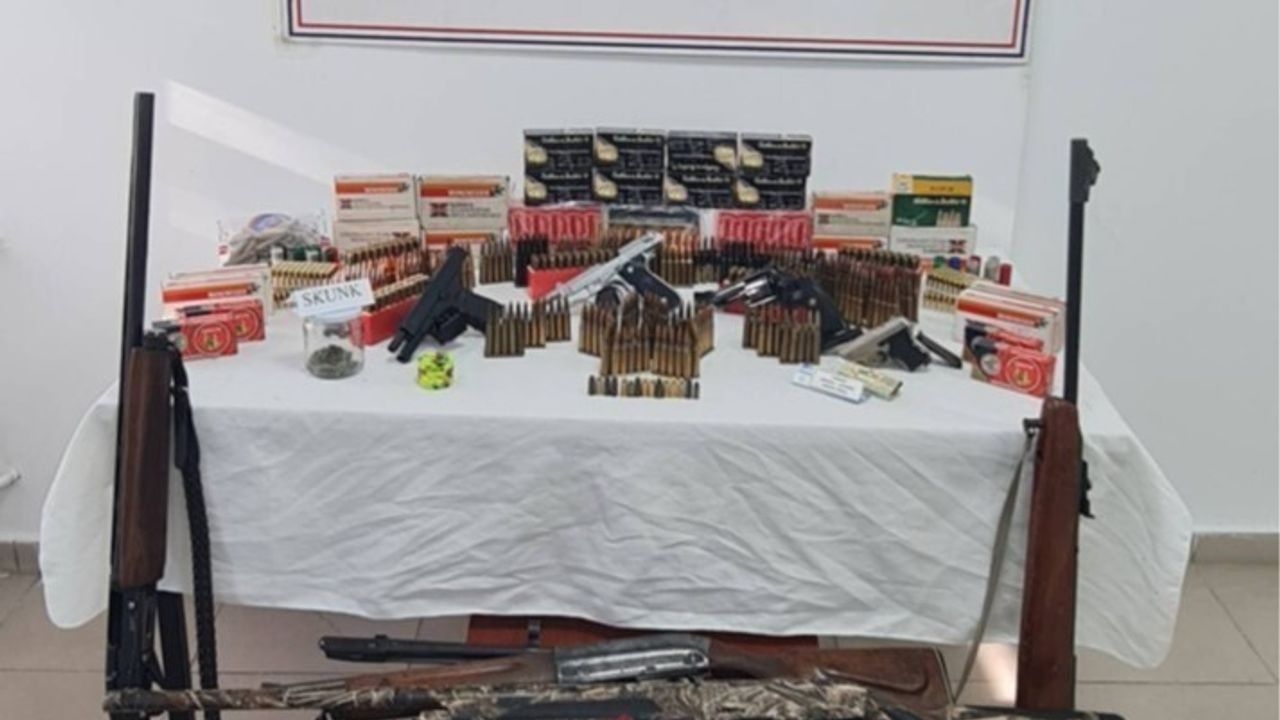 Arhavi'de jandarmadan eş zamanlı operasyon: Silah, mermi ve uyuşturucu ele geçirildi