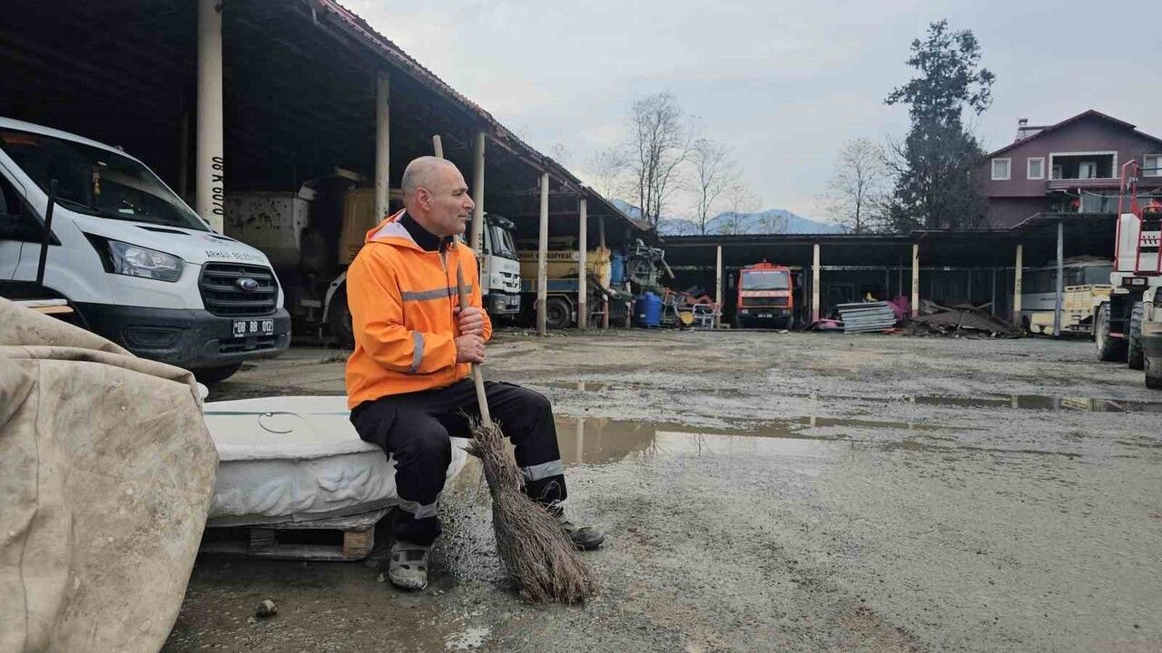 Arhavi'de temizlik görevlisi Birol Narman müzikle sokakları temizliyor