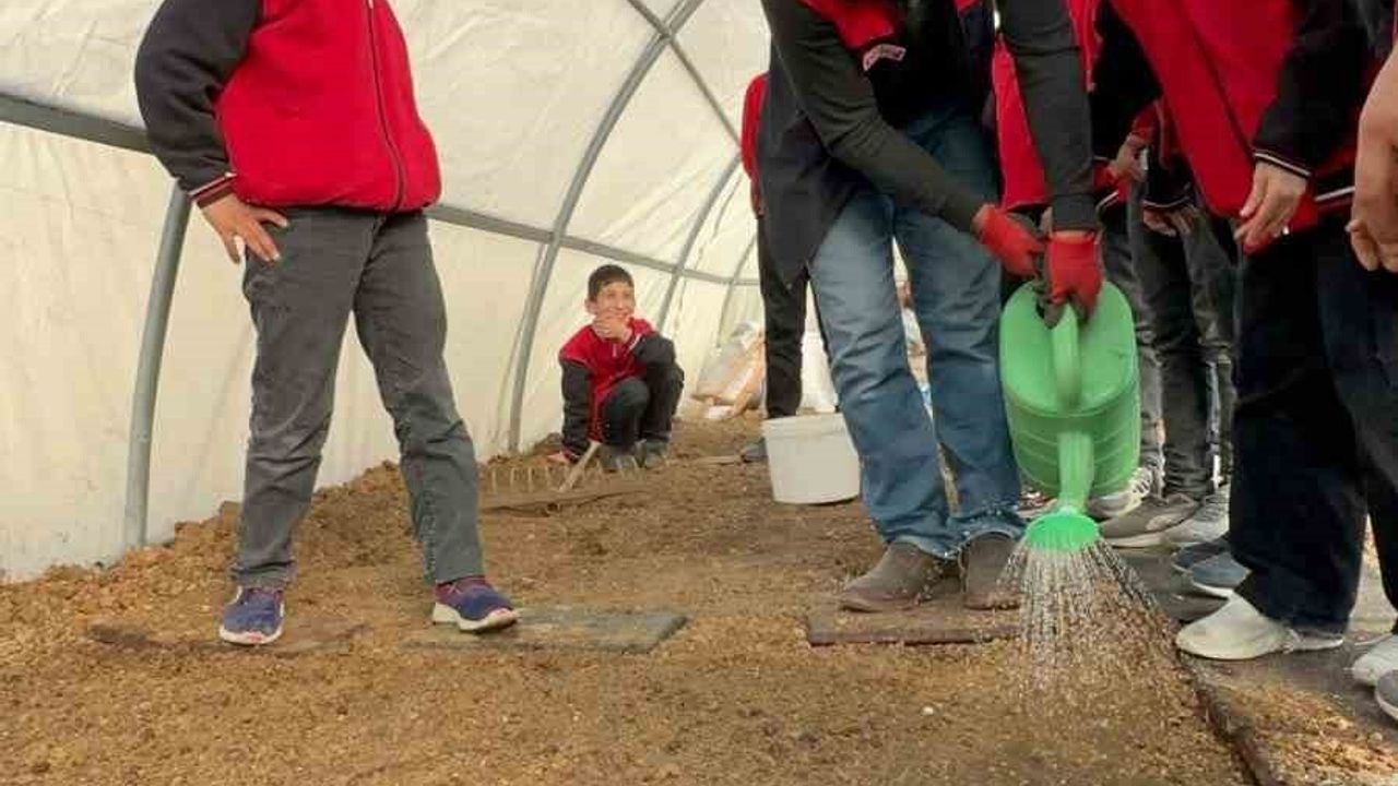 Arıcak’ta öğrenciler serada uygulamalı tarım eğitimi aldı: 'Minik Eller Toprakla Buluştu' projesi