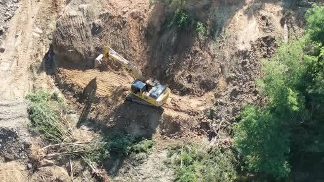 Arnavutköy Bolluca Mavi Göl’de dolgu çalışmaları su seviyesini düşürdü, balıklar zor durumda