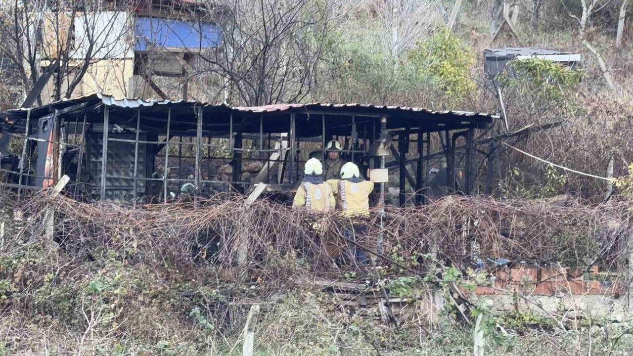 Arnavutköy'de baraka yangını: 68 yaşındaki adam sobayı yakarken hayatını kaybetti