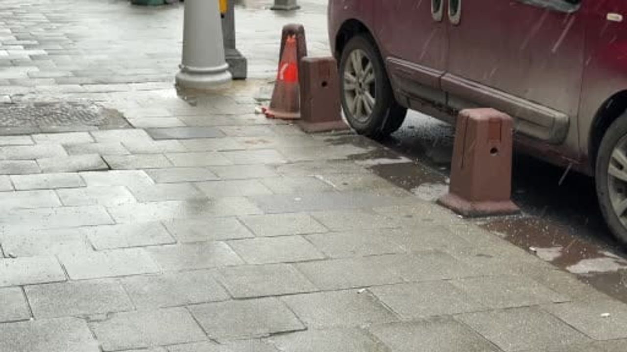 Arnavutköy'de beklenen kar yağışı başladı