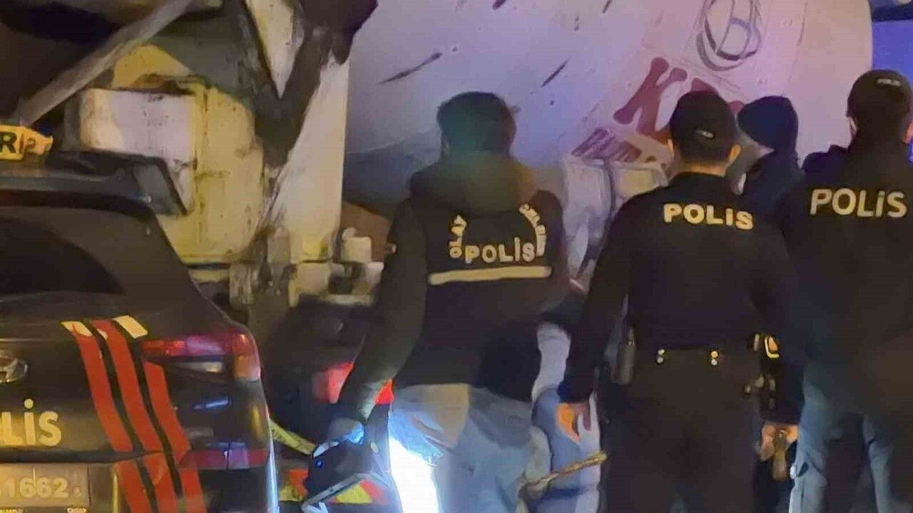 Arnavutköy'de çalışır durumdaki beton mikserine düşen sürücü yaşamını yitirdi