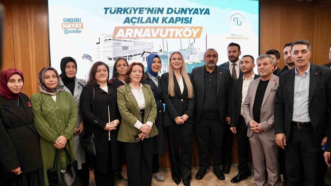 Arnavutköy'de CHP'de toplu istifa: 2 meclis üyesi AK Parti'ye katıldı, yaklaşık 100 partili ayrıldı