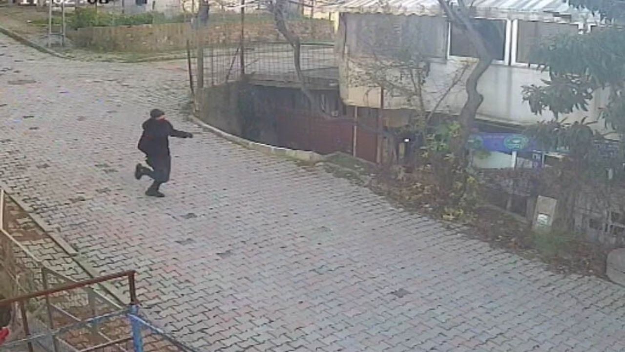 Arnavutköy'de evine girilen ailenin gasp anı: Kaçan şüphelinin 'Ayağına sıkarım' tehdidi güvenlik kamerasında