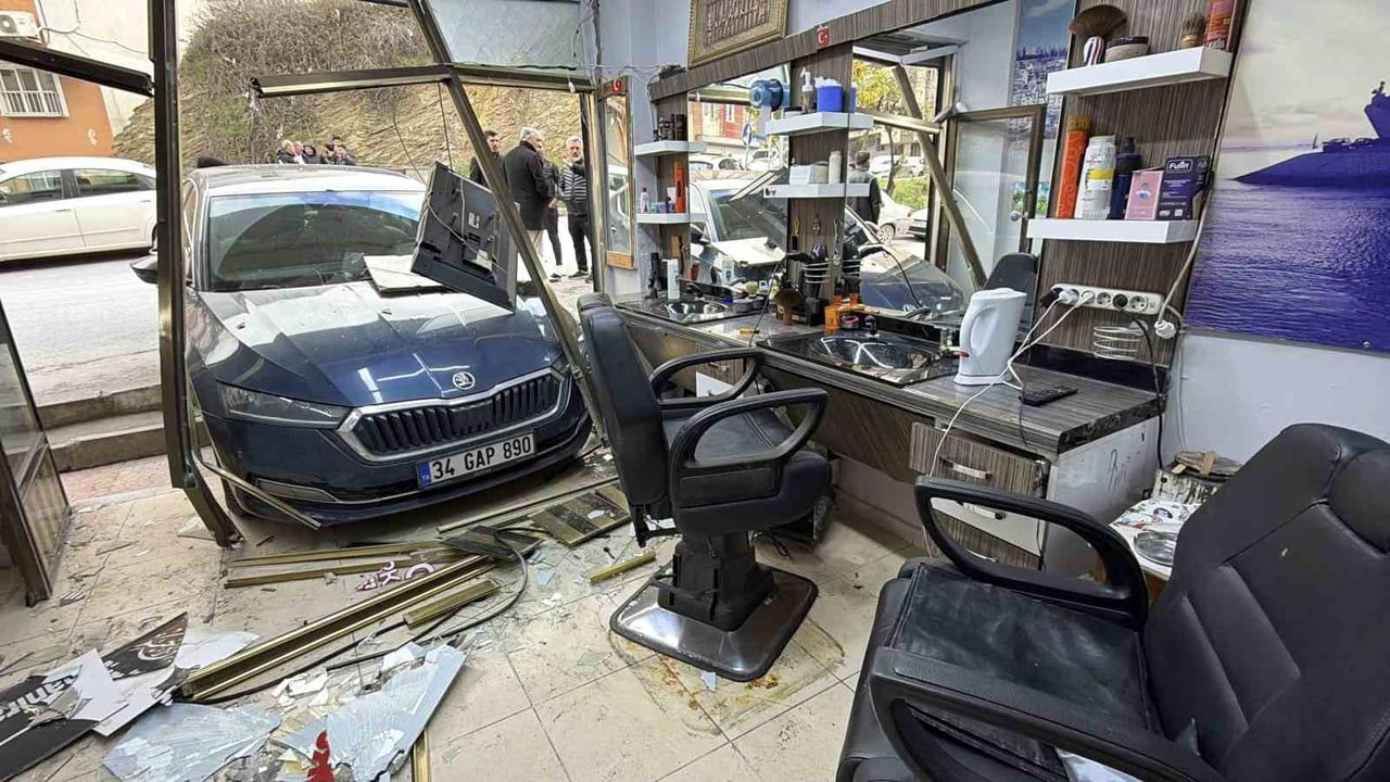 Arnavutköy'de park halindeki otomobil 50 metre kayarak berber dükkanına girdi: İki kişi hafif yaralandı