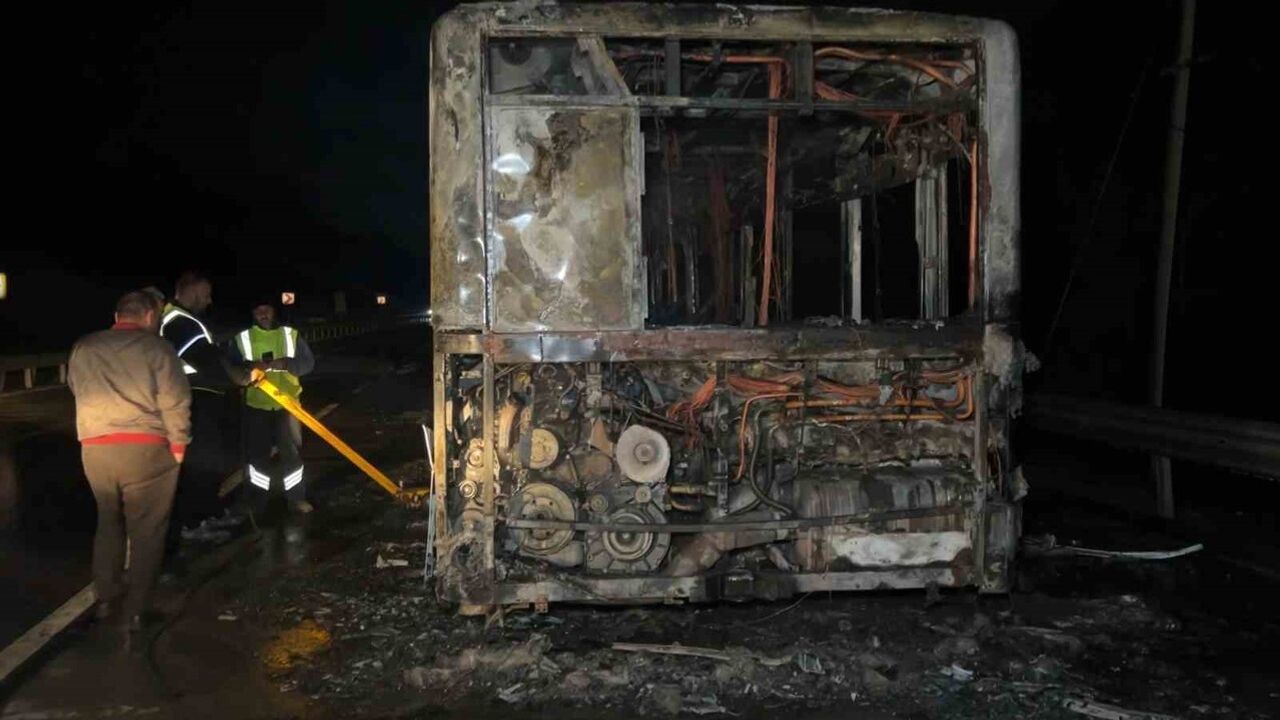 Arnavutköy'de Seyir Halindeki İETT Otobüsü Alev Aldı; Can Kaybı ve Yaralanma Bildirilmedi