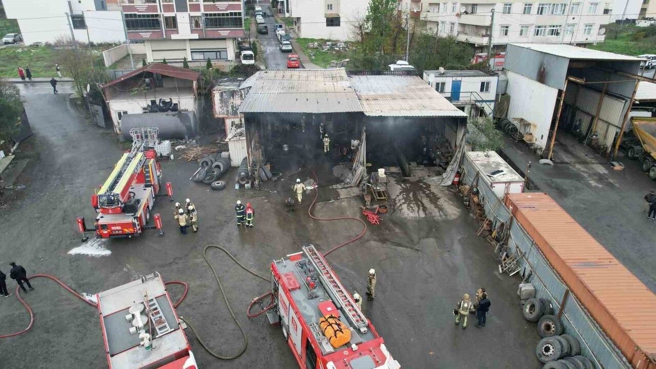 Arnavutköy’de tır tamirhanesinde çıkan yangın kontrol altına alındı
